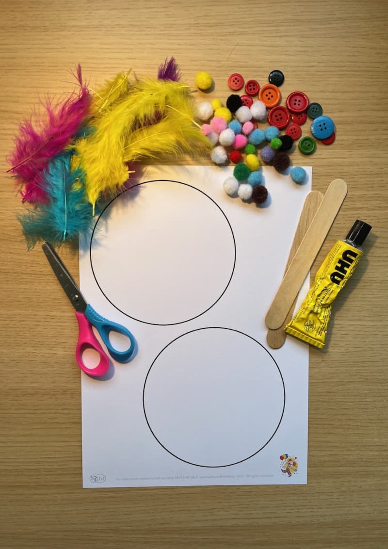 Αποκριάτικη χειροτεχνία τυμπανάκια με φτερά και γλωσσοπίεστρο για παιδιά προσχολικής ηλικίας