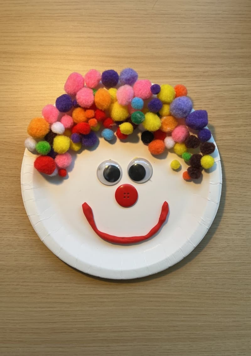 Αποκριάτικη χειροτεχνία πρόσωπο κλόουν με χάρτινο πιάτο και πον πον για παιδιά