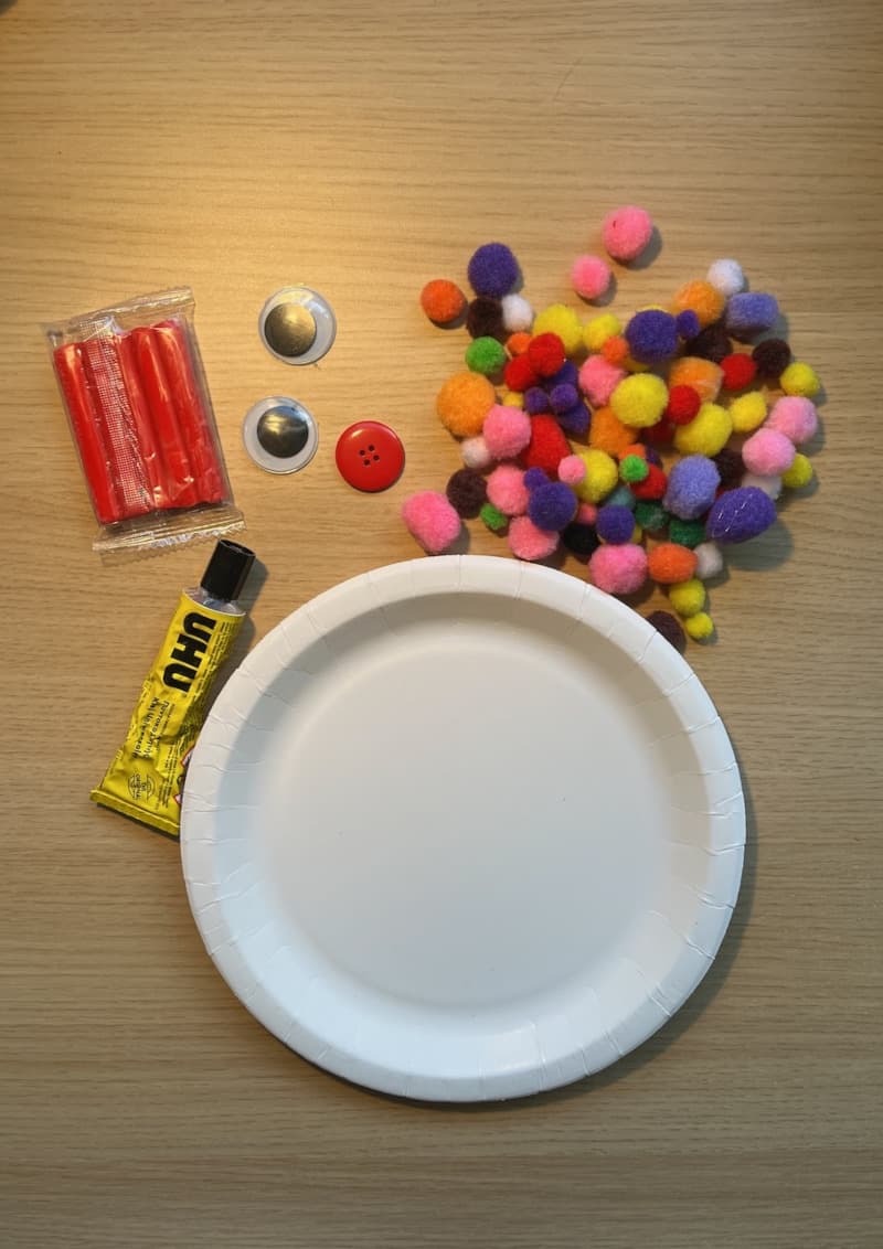 Αποκριάτικη χειροτεχνία πρόσωπο κλόουν με χάρτινο πιάτο και πον πον για παιδιά