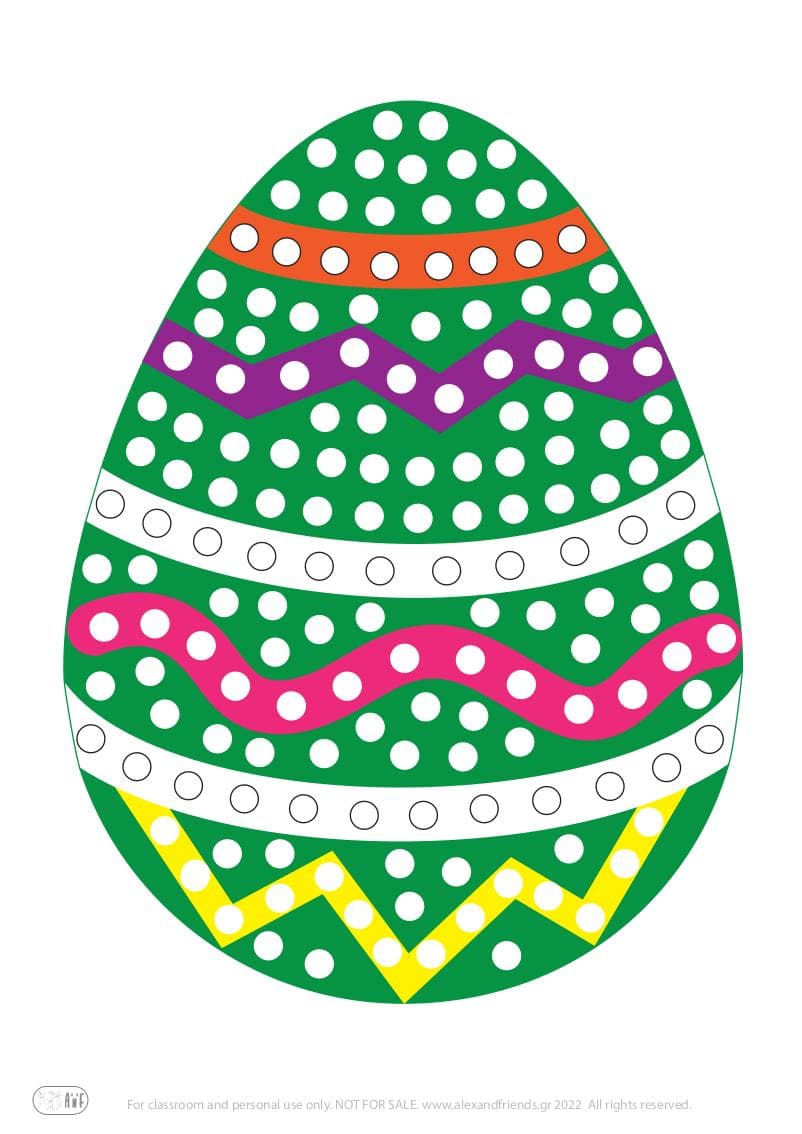 Coloring the Easter egg with liquid paint and q-tips. Easter activity for children with free printable material. Fine motor skills. 